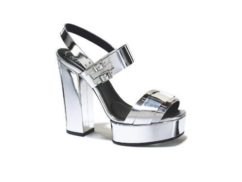Zapato plateado de tacón de la nueva colección primavera/verano 2016 de Roger Vivier