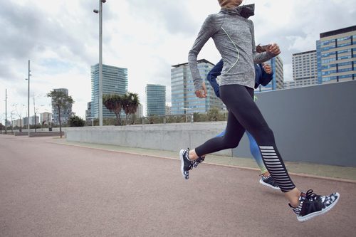 Campaña del nuevo modelo de zapatilla Geométrico de Bershka
