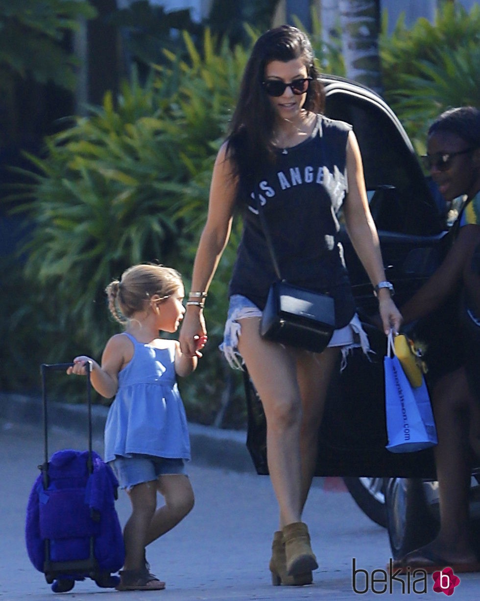 Penelope Disick con su madre Kourtney Kardashian