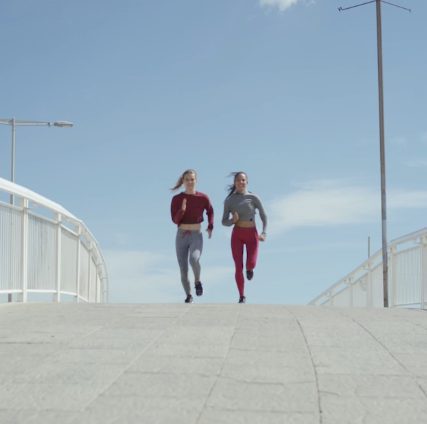Imagen de la campana del nuevo modelo de zapatilla Urban Fitness de Bershka y Reebok
