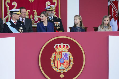Doña Letizia con su traje de Felipe Varela junto con su familia en la Tribuna