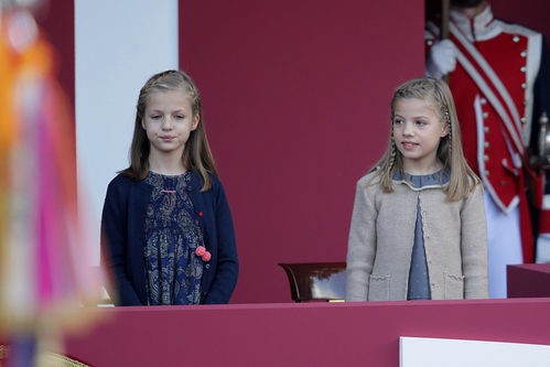 La princesa Leonor y la Infanta Sofía con vestidos de Nanos en el Día de la Hispanidad