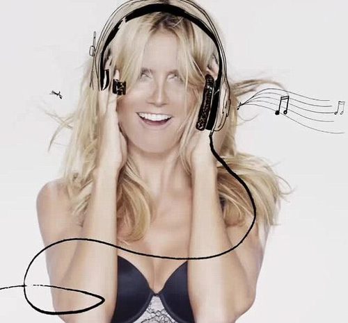 Heidi Klum con sujetador negro de encaje como imagen de campaña de Macy's