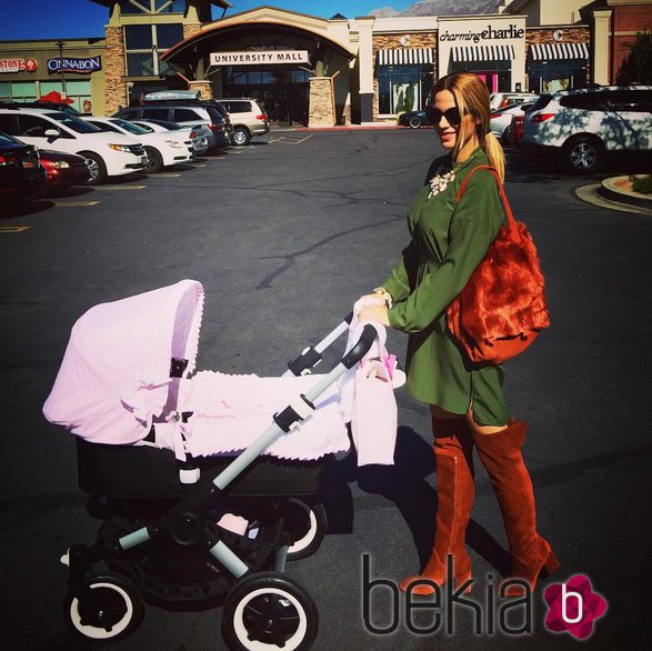 El primer paseo de Tamara Gorro con su hija Shaila