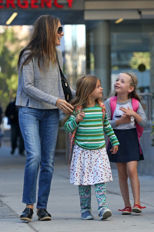 Sarah Jessica Parker con sus hijas Loretta y Thabita camino del colegio