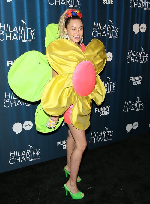 Miley Cyrus con diseño maxi-flor de Ágatha Ruiz de la Prada