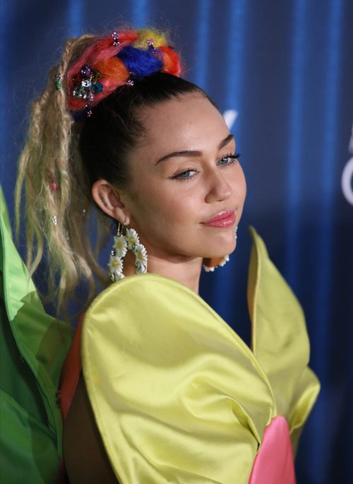 Miley Cyrus con outfit maxi-flor de Ágatha Ruiz de la Prada