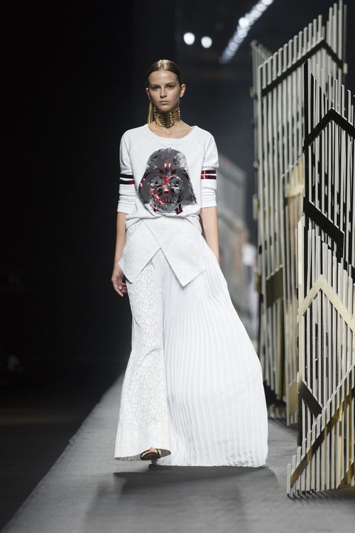 Sudadera blanca y falda larga blanca de la colección cápsula 'Star Wars' primavera/verano 2016 de Alvarno