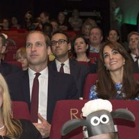 Los Duques de Cambridge y el Príncipe Harry en la Academia de Cine Británica