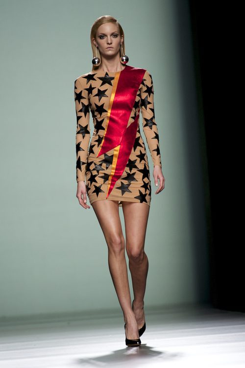 Vestido con estrellas y rayo rojo de la colección otoño/invierno 2015/2016 de María Escoté