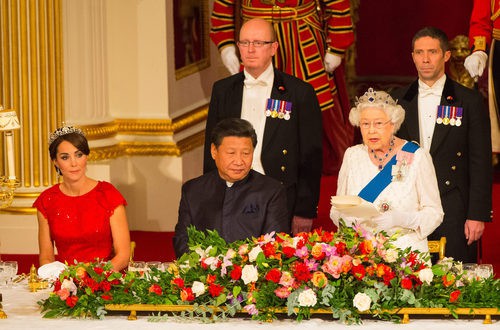 Duquesa de Cambridge con vestido rojo en su primera cena de Estado