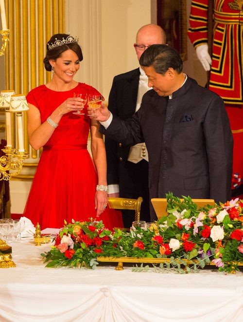 Duquesa de Cambridge Kate Middleton con vestido rojo en su primera cena de Estado