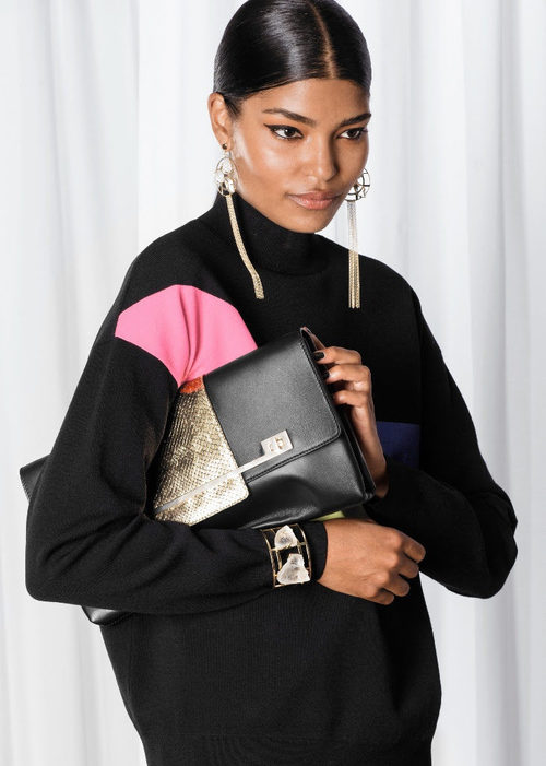 Sudadera negra y rosa y bolso negro y dorado de la colección de invierno Celebration AW 2015