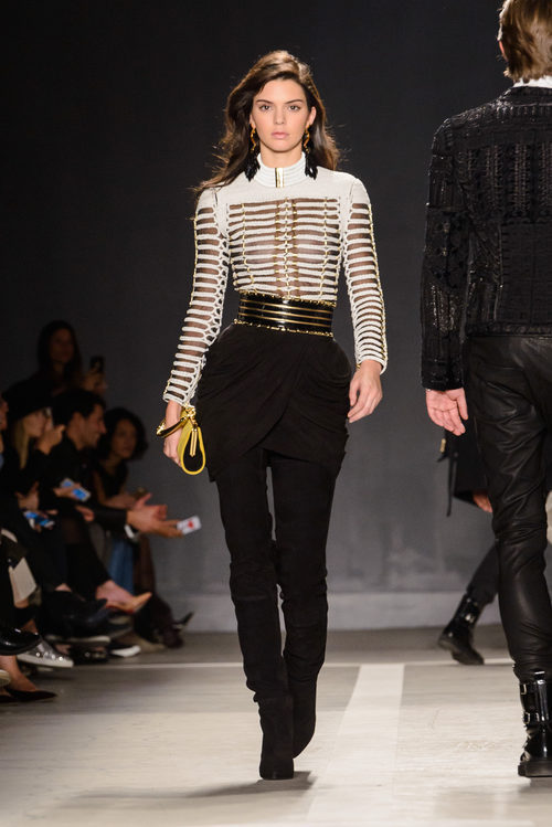 Kendall Jenner con camiseta blanca y pantalón negro en el desfile de Balmain para H&M en Nueva York