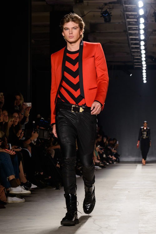 Jordan Barrett con camiseta de rayas y pantalón negro en el desfile de Balmain para H&M en Nueva York