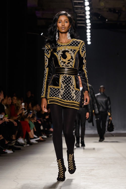 Senait Gidey con vestido dorado y negro en el desfile de Balmain para H&M en Nueva York