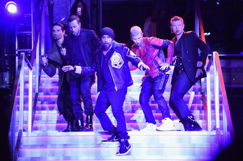 Los Backstreet boys actuando en la presentación de la colección de Balmain para H&M