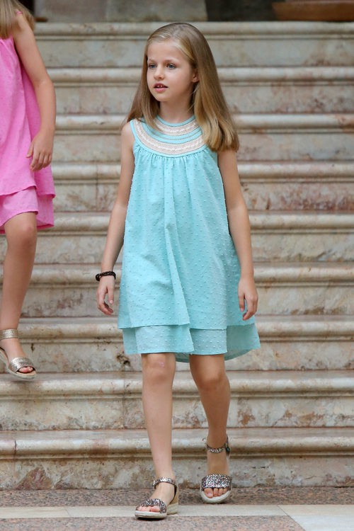 La princesa Leonor con vestido azul clarito con cuello redondo