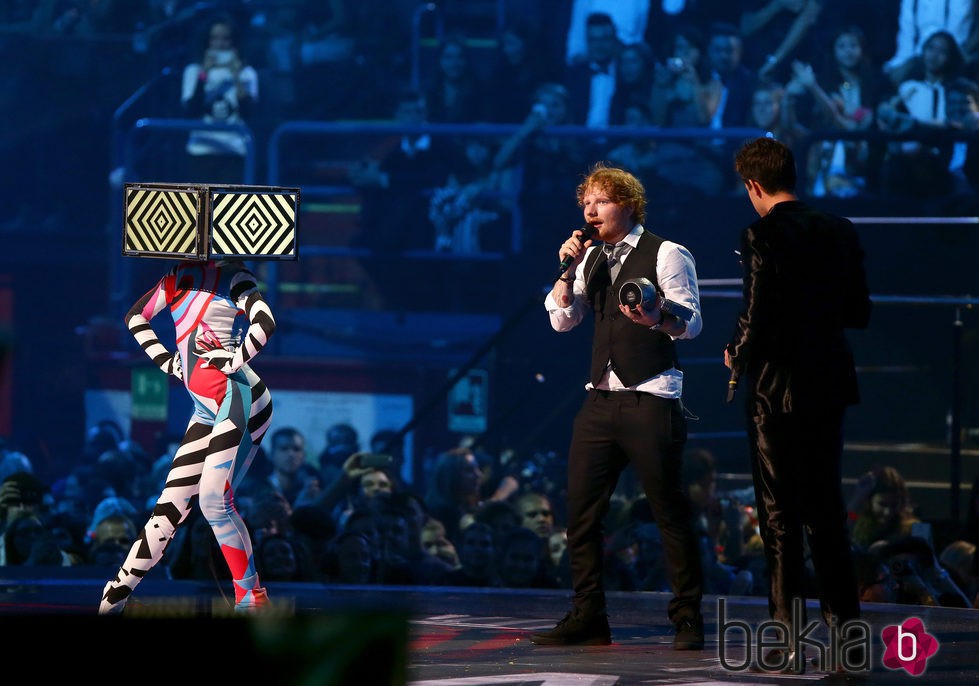 Ed Sheeran recogiendo su premio en los MTV EMA 2015