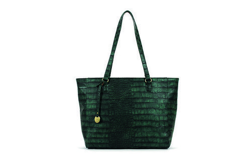 Bolso en tonos verdosos de la colección cápsula de bolsos Carpisa de Penélope y Mónica Cruz