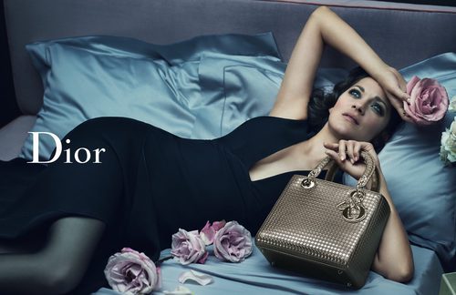 Marion Cotillard con vestido negro y bolso en tonos metalizados de la colección Crucero 2016 de Dior