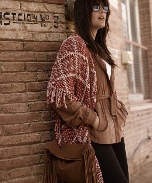 Poncho rojo y blanco y bolso de la colección 'Violeta by Mango' para este invierno 2015