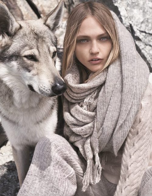 Jersey, pantalón y fular de punto gris de la colección otoño/invierno 2015/2016 de Mango