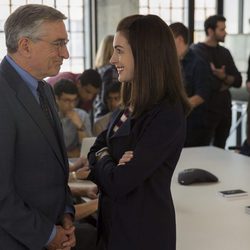 Robert De Niro y Anne Hathaway en una escena de 'El becario'