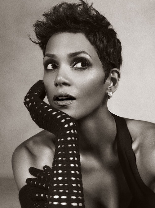 Halle Berry con la lencería de su colaboración con la firma Scandale