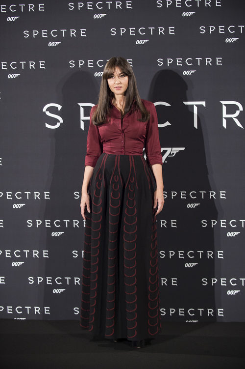 Monica Bellucci con falda negra y camisa granate en el photo call de la premiere 'Spectre' en Roma