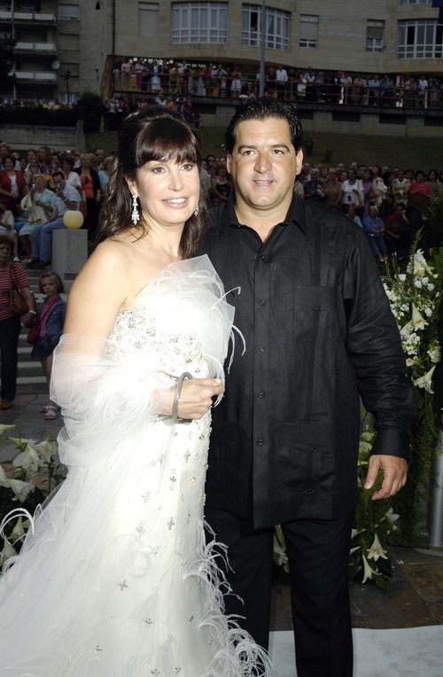 Carmen Martínez Bordiú celebra su boda con José Campos vestida de Pronovias