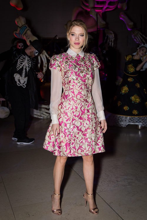 Lea Seydoux con vestido fucsia con motivos florales dorados en la James Bond Spectre Party en Londres