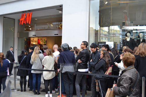 Cola en Madrid tras ponerse a la venta la colección cápsula de Balmain para H&M