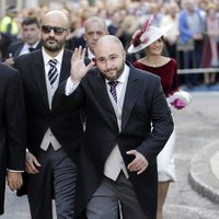 Kiko Rivera saludando a su llegada a la boda de Eva González y Cayetano Rivera