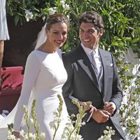 Eva González y Cayetano Rivera saliendo de la iglesia tras su boda