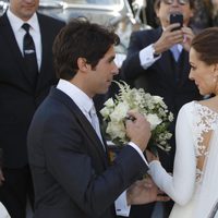 Eva González y Cayetano Rivera entrando al coche tras su boda