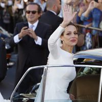 Eva González saludando antes de entrar al coche tras su boda con Cayetano Rivera