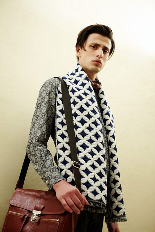 Bolso de piel marrón y fular estampado azul y blanco de la colección otoño/invierno 2015/2016 de SOLOiO