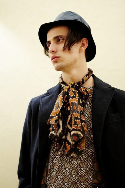 Sombrero azul liso y pañuelo de estampado étnico de la colección otoño/invierno 2015/2016 de SOLOiO