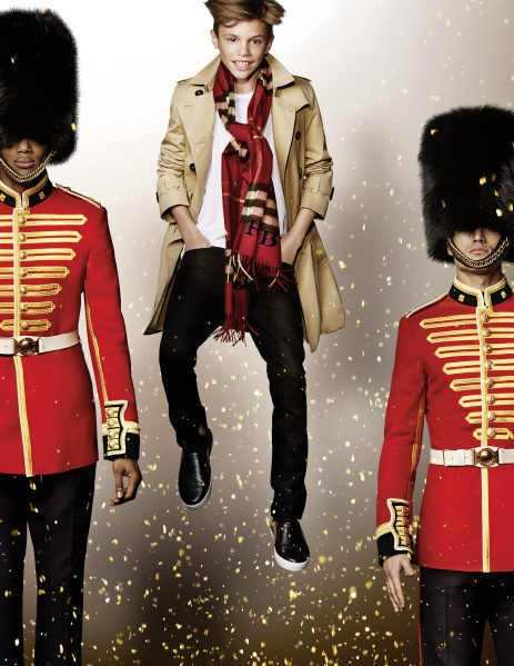 Romeo Beckham en la campaña de Navidad 2015 de Burberry