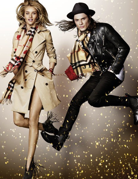 Rosie Huntington y James Bay en la campaña de Navidad 2015 de Burberry