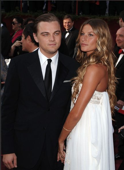 Gisele Bündchen con vestido Blanco junto con Leonardo DiCaprio en la Gala de los Oscar 2005