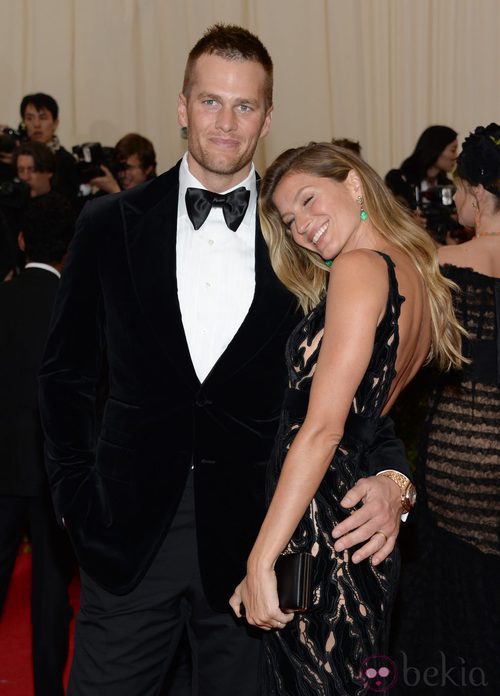 Gisele Bündchen con vestido negro y pendientes verde esmeralda