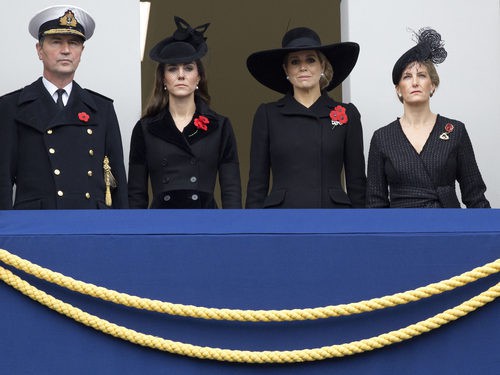 Kate Middleton y Máxima de Holanda con trajes negros en el domingo del recuerdo