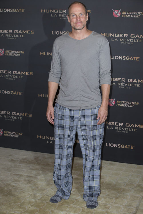 Woody Harrelson con su pijama en el photocall de Mockingjay de París
