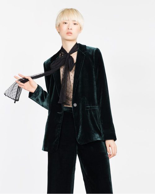 Traje de chaqueta verde de terciopelo de la colección de Zara Evening