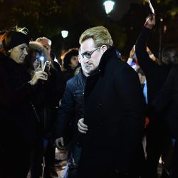 Bono rinde homenaje a las víctimas del atentado terrorista de la Sala Bataclán de París