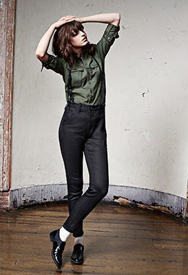 Camisa verde y pantalón gris marengo con tirantes de la colección de invierno 2016 de G-Star Raw