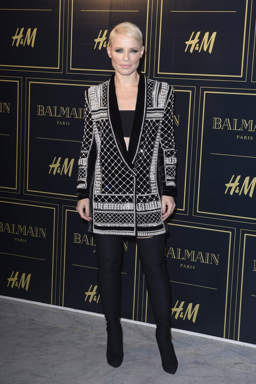 Soraya Arnelas con una prenda de la colección Balmain para H&M