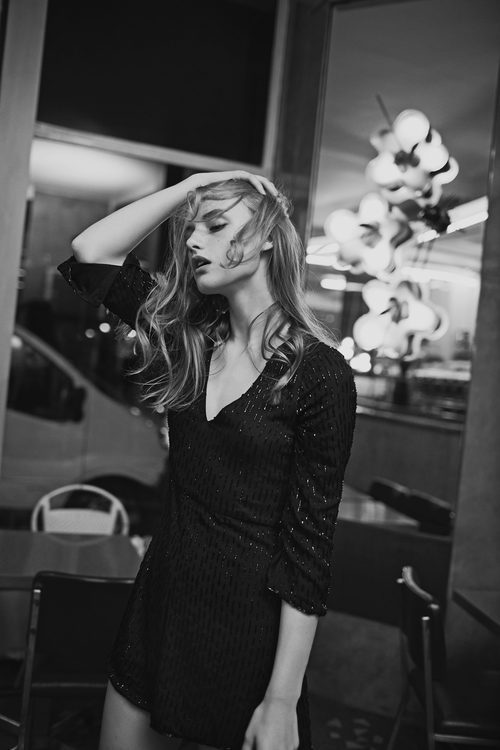 Minivestido de escote en V con brillos de la colección Longnights 2015 de Pull & Bear